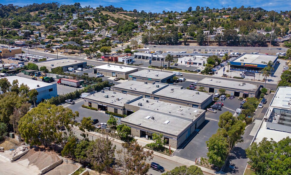 2942 Industry St, Oceanside, CA à louer - Photo du bâtiment - Image 3 de 4
