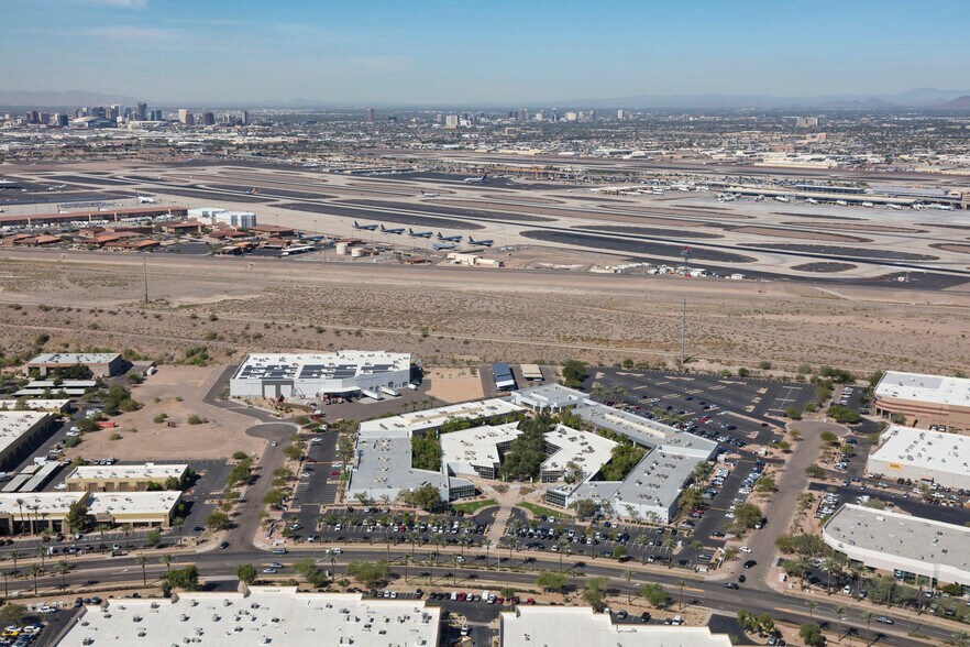 3600 E University Dr, Phoenix, AZ à louer - Photo du bâtiment - Image 2 de 6
