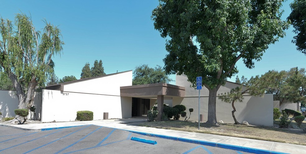 3737 San Dimas St, Bakersfield, CA for sale - Primary Photo - Image 1 of 16