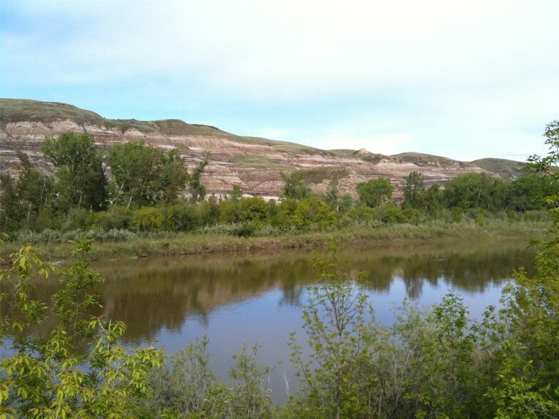 595 Riverside Dr E, Drumheller, AB à vendre - Photo principale - Image 1 de 1