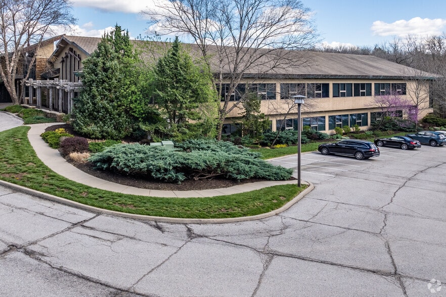 25055 W Valley Pky, Olathe, KS for sale - Primary Photo - Image 1 of 13