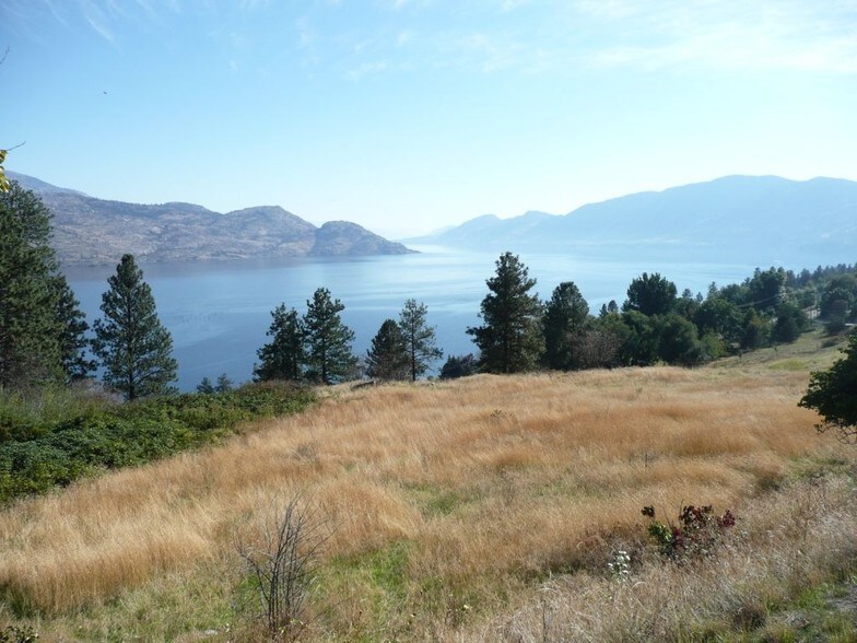 5930 Columbia Ave, Peachland, BC à vendre - Photo du bâtiment - Image 2 de 8