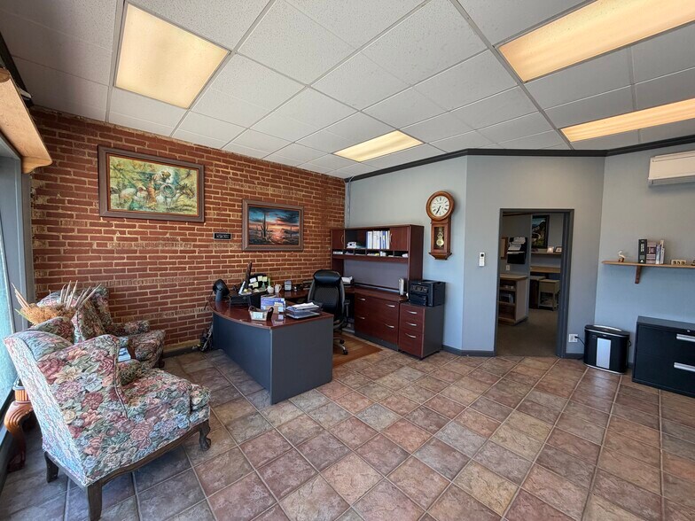 125 E Fesler St, Santa Maria, CA à vendre - Photo du bâtiment - Image 2 de 35