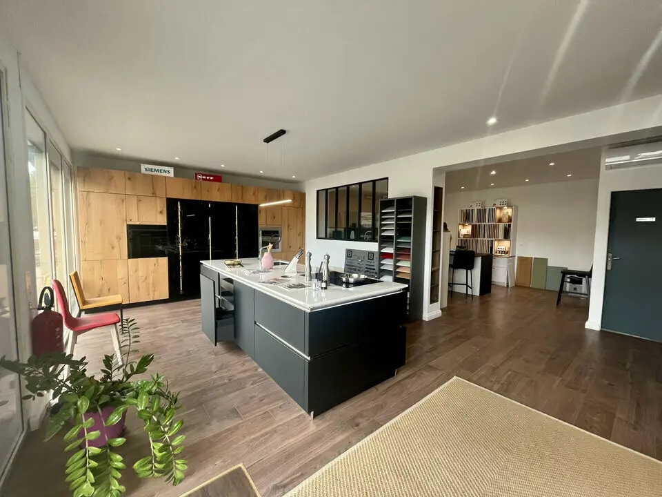 Retail in Saint-Rémy-de-Provence for lease Interior Photo- Image 1 of 6