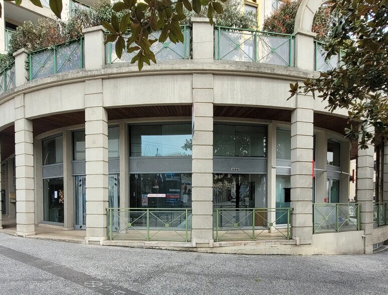 Commerce de détail dans Caluire-et-Cuire à louer - Photo du bâtiment - Image 1 de 5