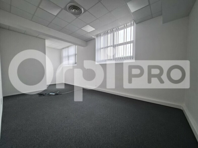 Office in Bétheny for lease - Interior Photo - Image 3 of 10
