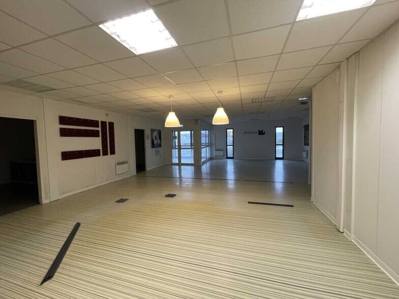 Office in Eysines for sale - Interior Photo - Image 1 of 15