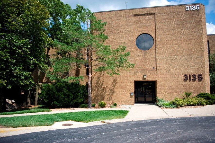 3131-3135 S State St, Ann Arbor, MI for lease - Building Photo - Image 2 of 5