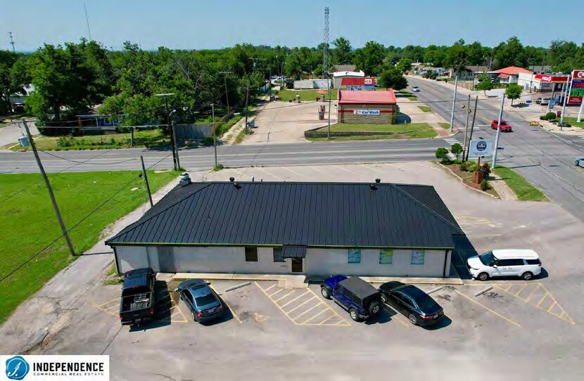 Restaurant & Retail package portefeuille de 2 propriétés à vendre sur LoopNet.ca - Photo du bâtiment - Image 2 de 15