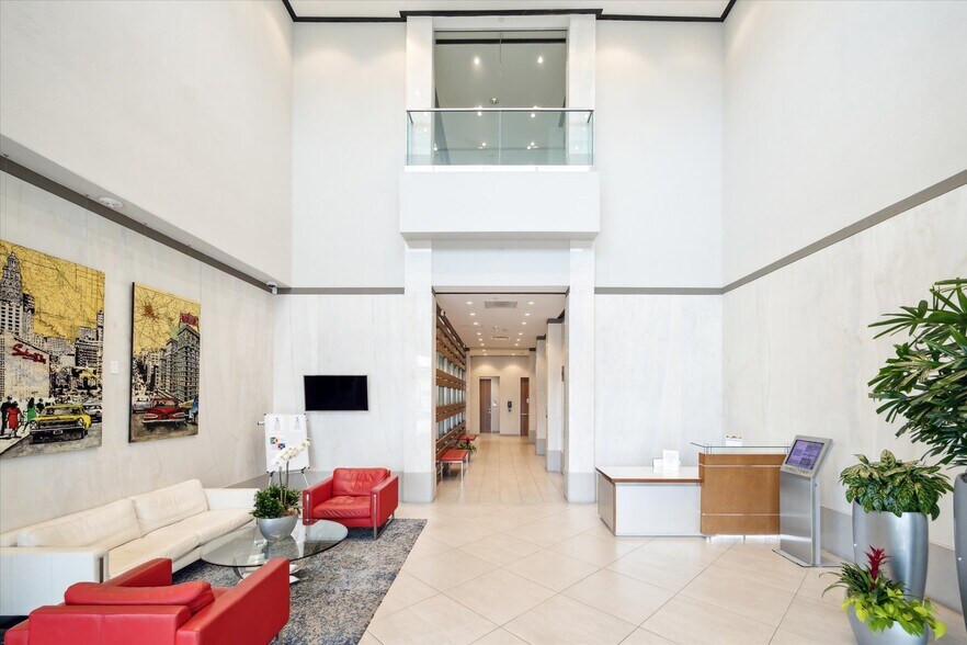 9090 Katy Fwy, Houston, TX à louer - Photo intérieure - Image 2 de 12