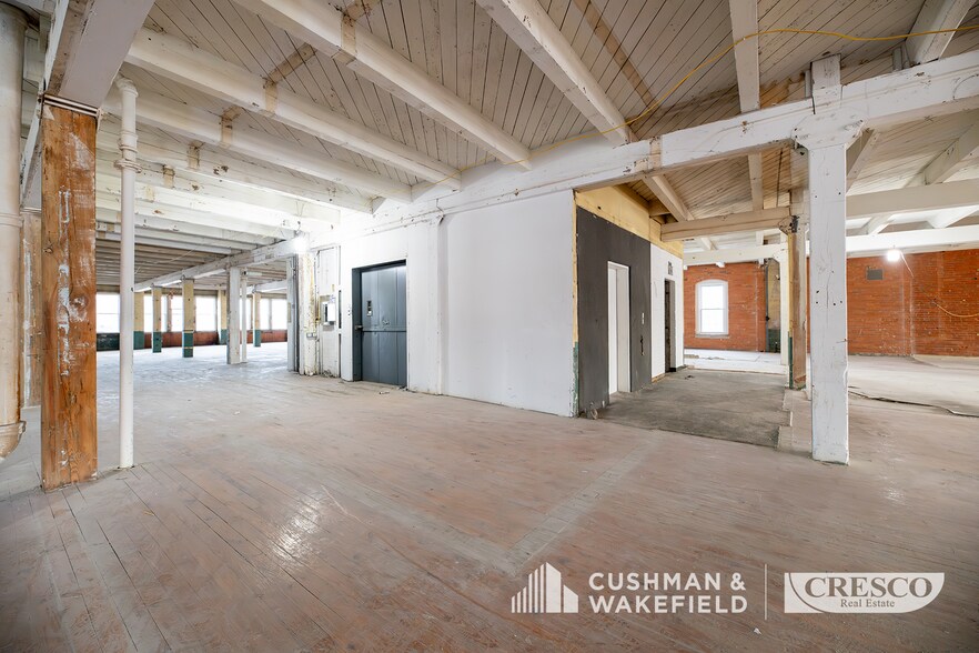 1729 Superior Ave, Cleveland, OH à vendre - Photo du bâtiment - Image 3 de 8