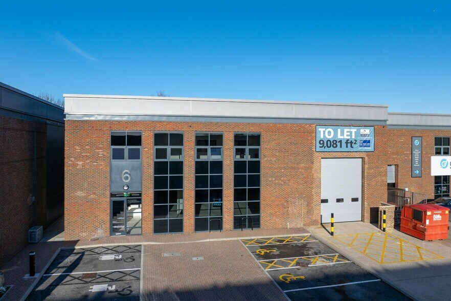 Leatherhead Rd, Chessington à louer - Photo du bâtiment - Image 3 de 25