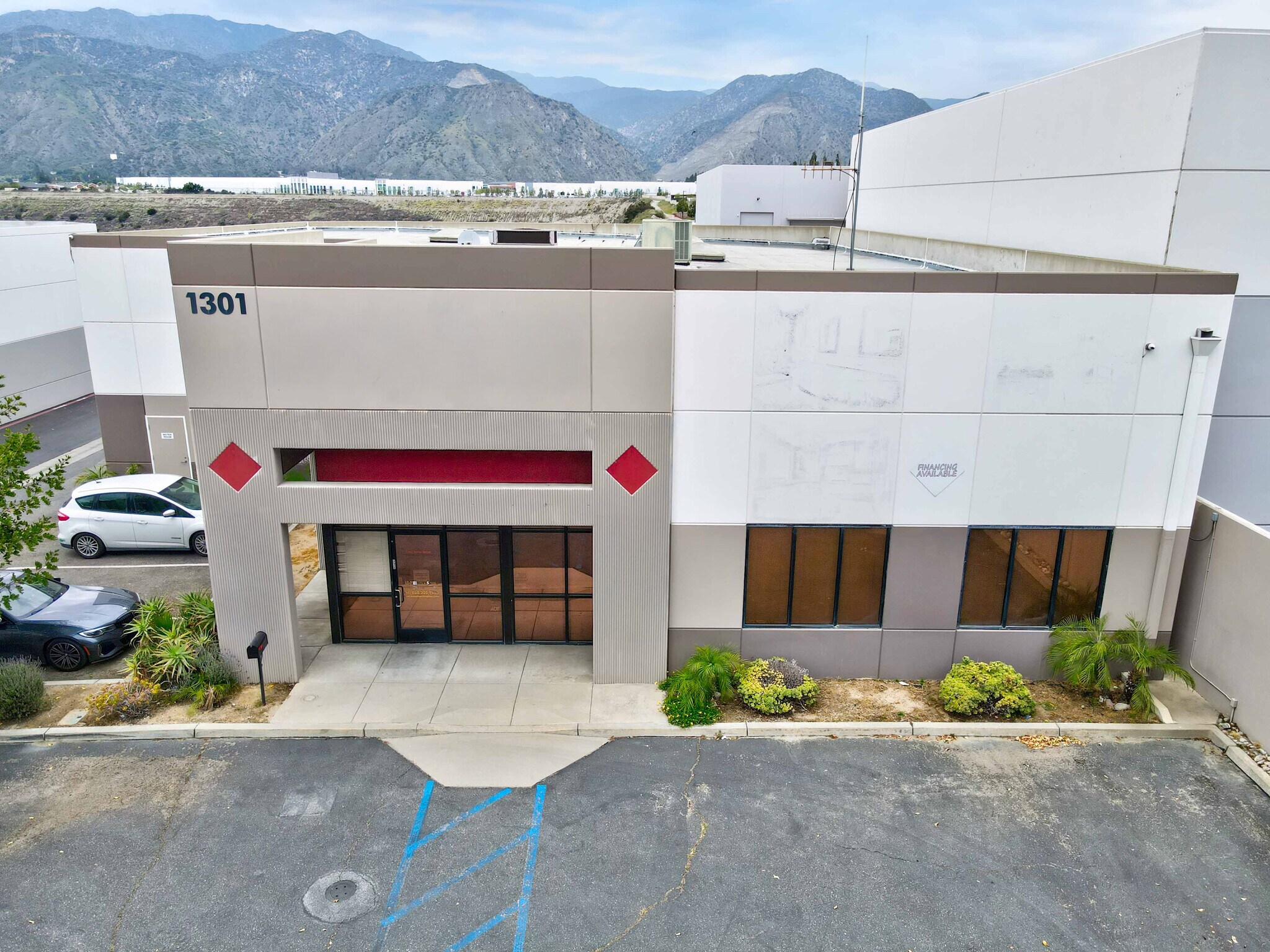 1301 Foothill Blvd, Azusa, CA à louer Photo du bâtiment- Image 1 de 48