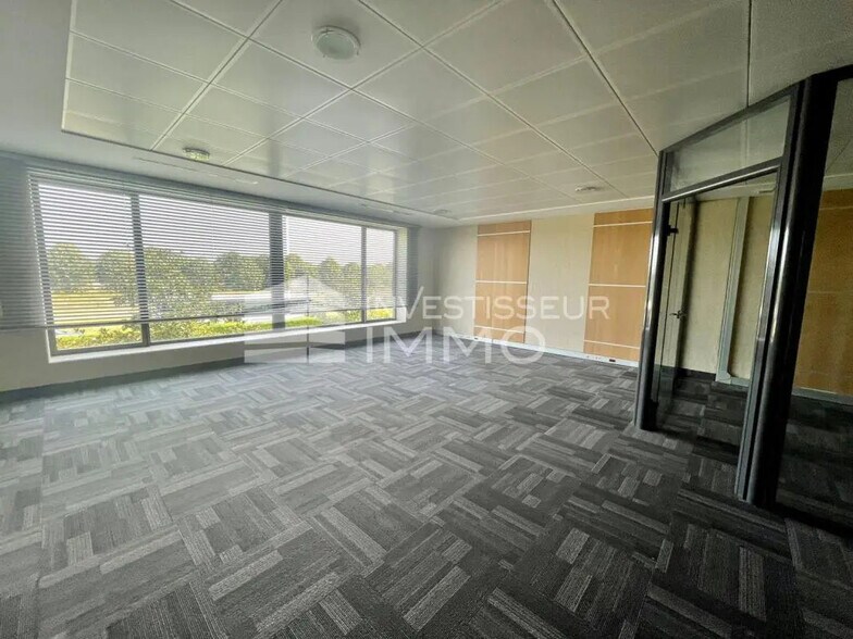 Office in Lieusaint for lease - Building Photo - Image 3 of 4