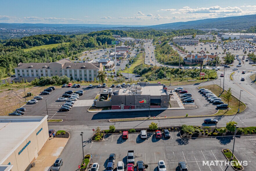 3905 Commerce Blvd, Dickson City, PA à vendre - Photo du bâtiment - Image 1 de 3