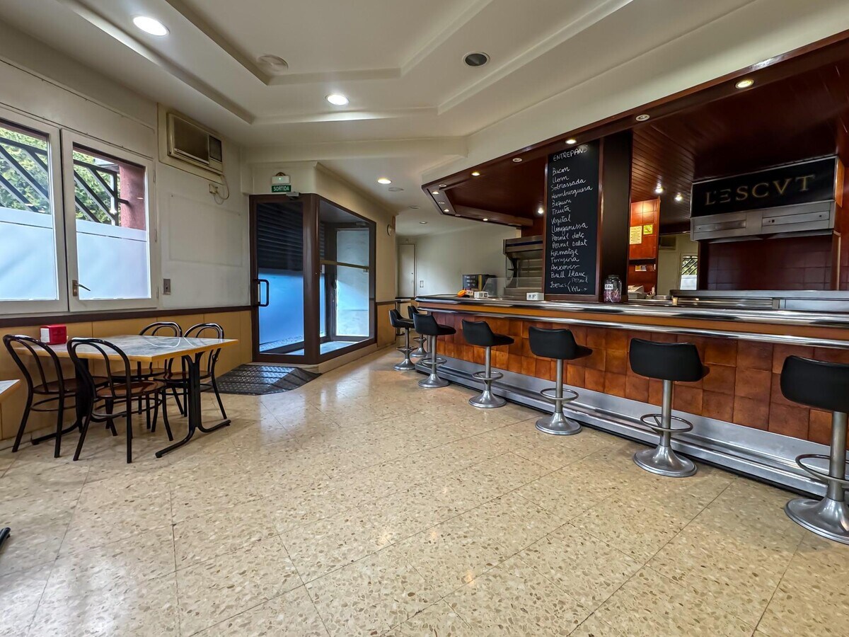 Manresa, BAR 08241 - Unit Pt 02 - - Interior Photo - Image 2 of 14