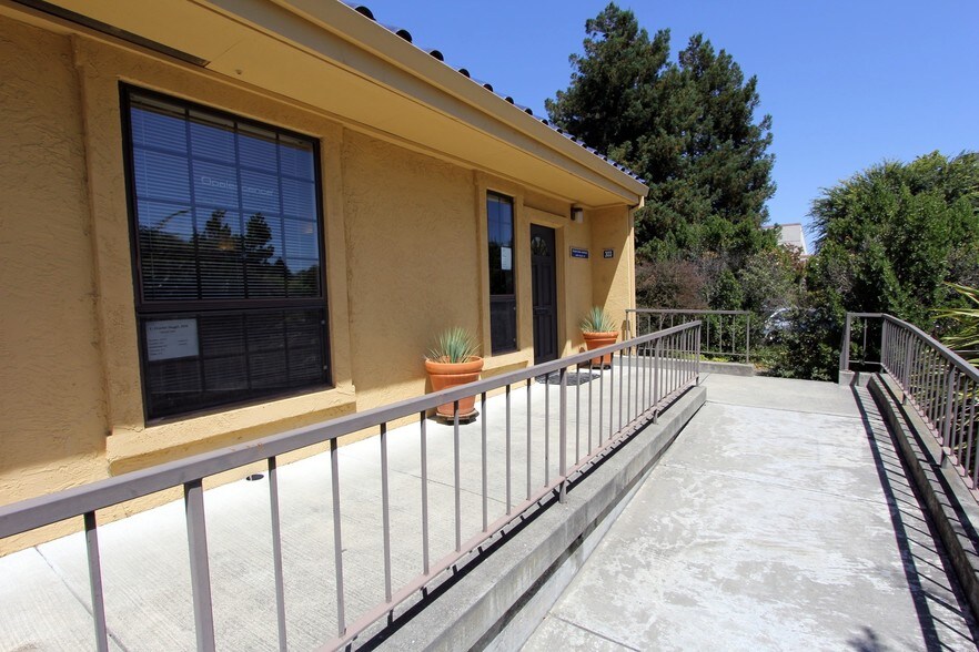 1436 Professional Dr, Petaluma, CA for lease - Building Photo - Image 2 of 9