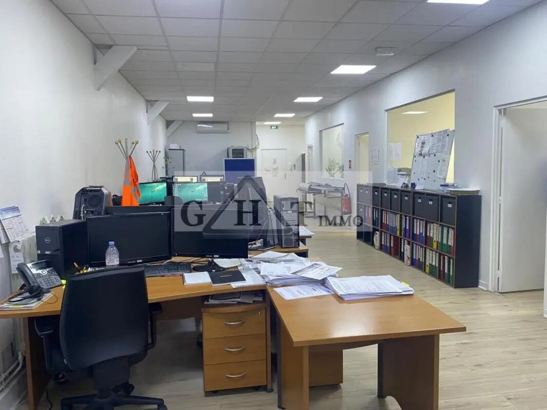 Office in Alfortville for lease Interior Photo- Image 1 of 5