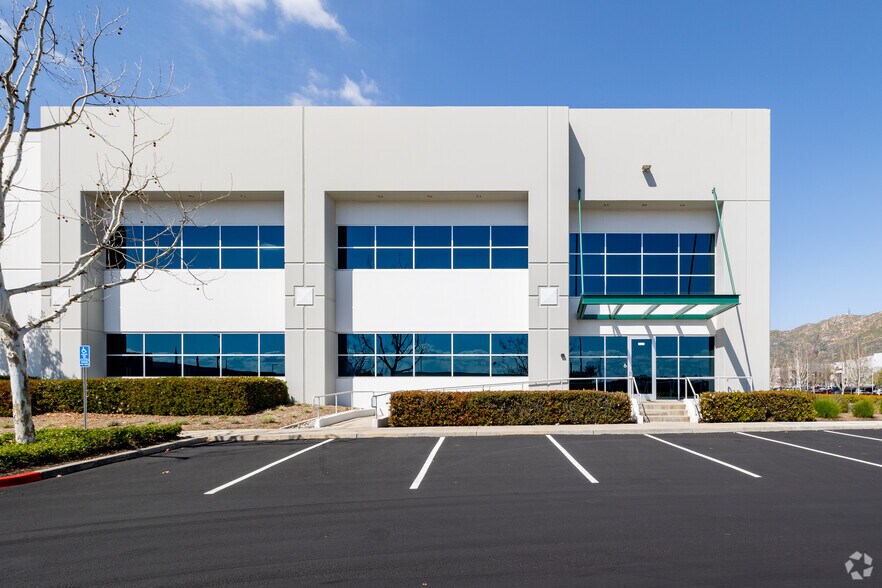 6335 Sycamore Canyon Blvd, Riverside, CA à louer - Photo du bâtiment - Image 2 de 7