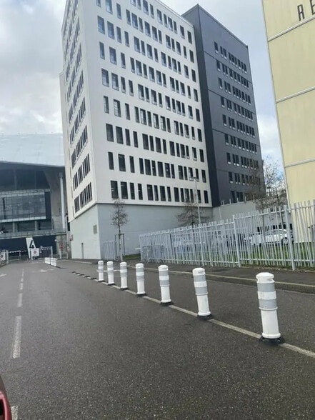 Office in Décines-Charpieu for lease - Building Photo - Image 1 of 7