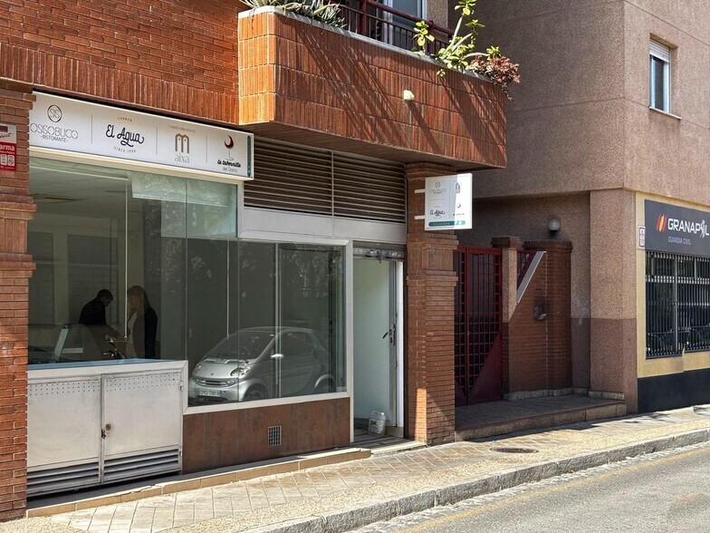 Commerce de détail dans Granada, Granada à vendre - Photo du bâtiment - Image 2 de 24
