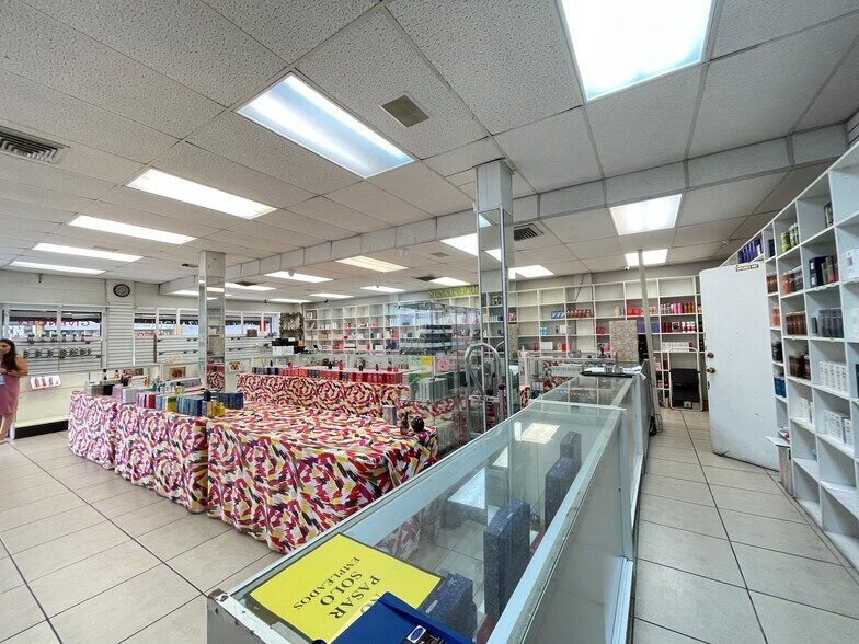 1420 Zaragoza St., Laredo, TX for sale - Interior Photo - Image 2 of 15