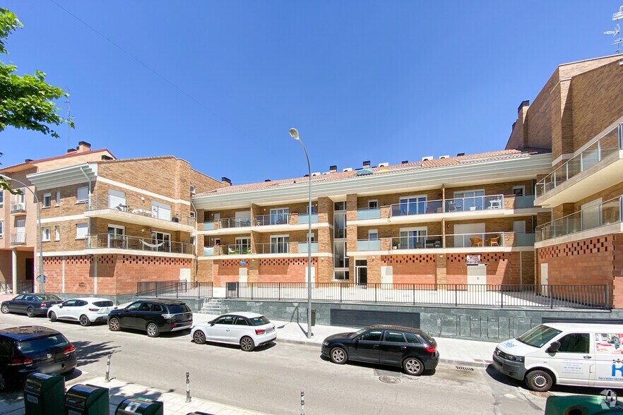 Calle Julián Berrendero, 14, San Agustín del Guadalix, Madrid à louer - Photo du bâtiment - Image 2 de 3