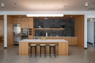 448 N LaSalle Dr, Chicago, IL for lease Interior Photo- Image 1 of 10