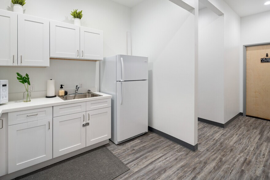 1790 King Arthur Blvd, Carrollton, TX for lease - Interior Photo - Image 2 of 20