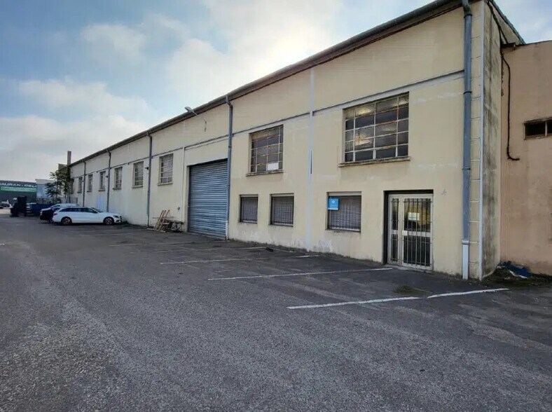 Flex in Chassieu for lease - Building Photo - Image 2 of 5