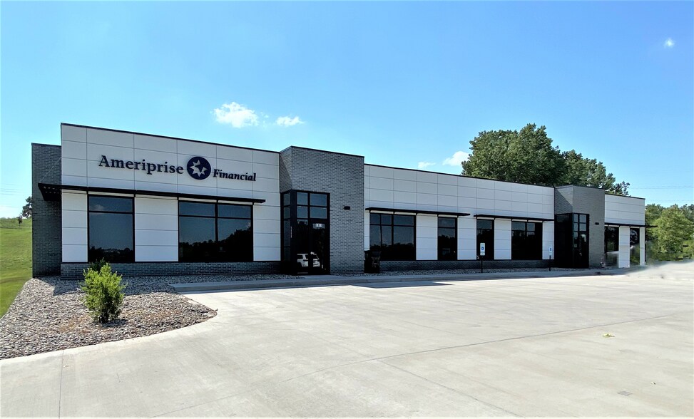 6111-6119 Whispering Creek Dr, Sioux City, IA for lease - Building Photo - Image 1 of 1