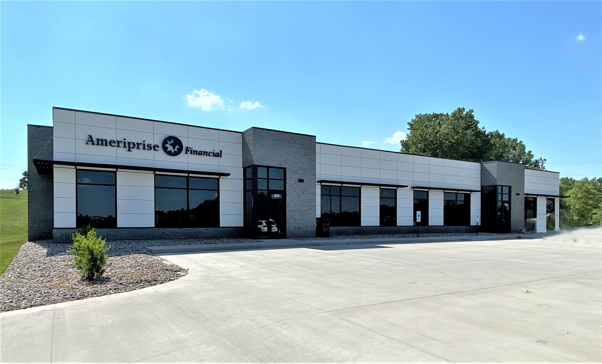 6111-6119 Whispering Creek Dr, Sioux City, IA for lease Building Photo- Image 1 of 2