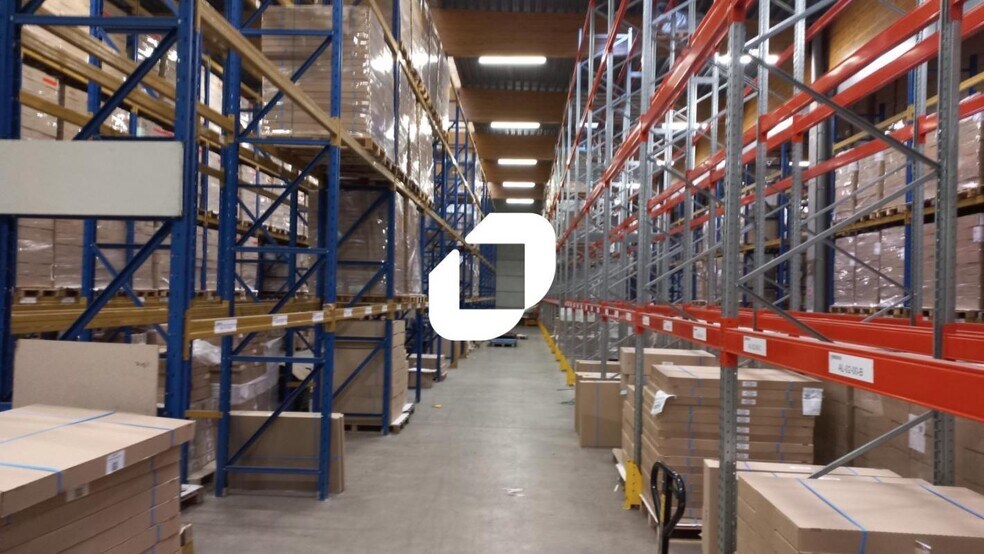 Industrial in Saint-Thibault-des-Vignes for lease - Interior Photo - Image 3 of 4