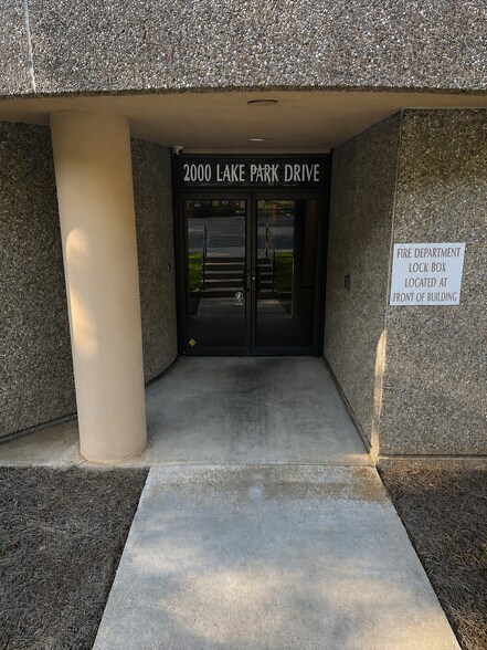 2000 Lake Park Dr SE, Smyrna, GA à louer - Photo du bâtiment - Image 3 de 16