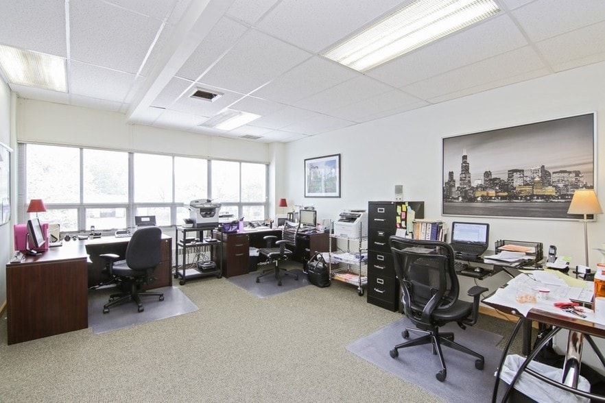 1132 Waukegan Rd, Glenview, IL for sale - Interior Photo - Image 3 of 13