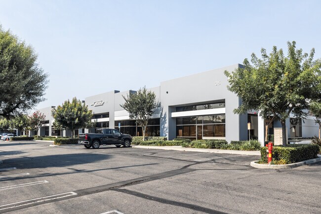 Plus de détails pour 301-315 N Berry St, Brea, CA - Flex à vendre