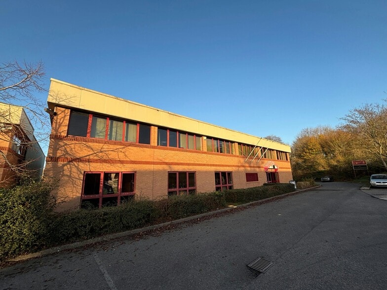 Avenue Two, Witney for lease - Building Photo - Image 3 of 7