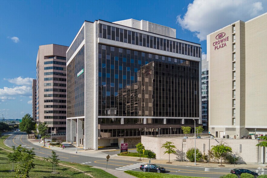 1401 S Clark St, Arlington, VA à louer - Photo du bâtiment - Image 2 de 6