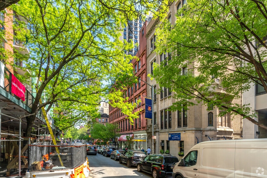 244-252 E 84TH St, New York, NY for lease - Building Photo - Image 2 of 5