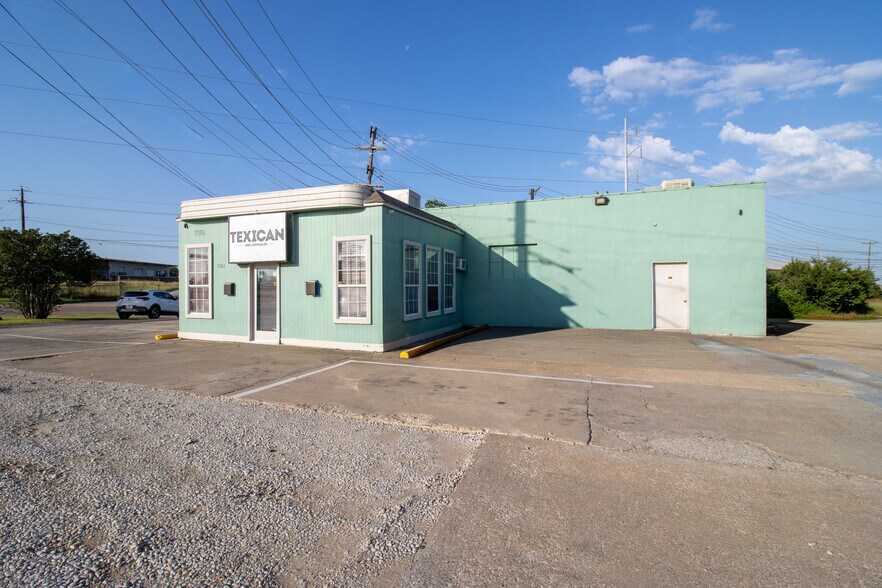 7101 Harry Hines Blvd, Dallas, TX à louer - Photo du bâtiment - Image 3 de 7