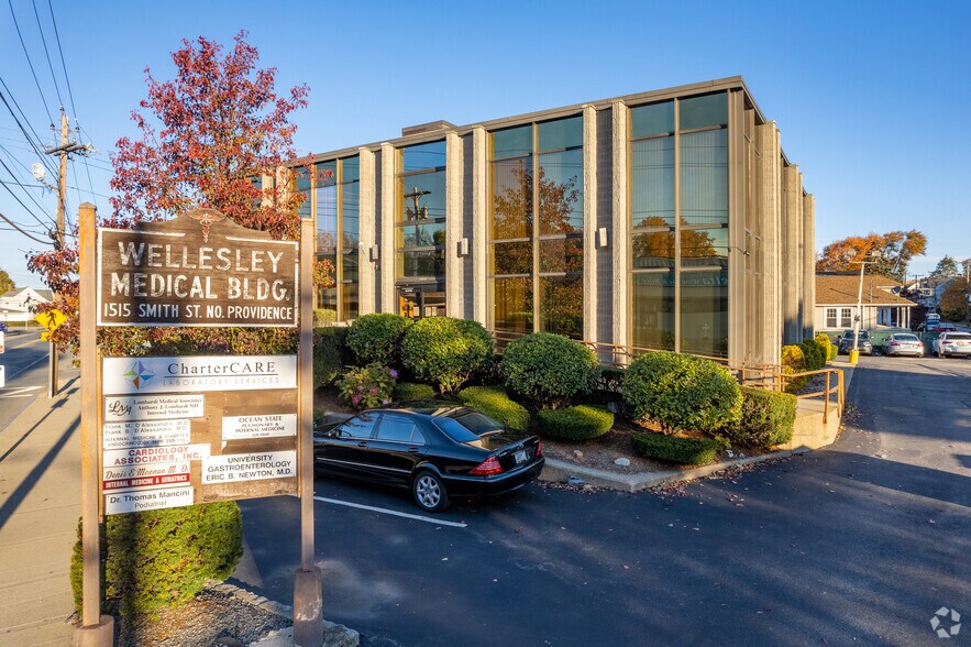 1515 Smith St, North Providence, RI à louer - Photo du bâtiment - Image 2 de 11