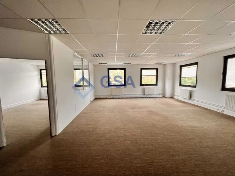 Office in Lisses for lease - Interior Photo - Image 3 of 5