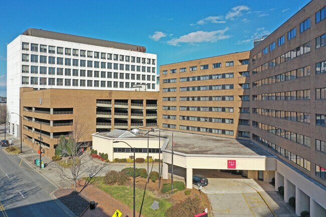 Plus de détails pour 135 S Main St, High Point, NC - Services hôteliers à vendre