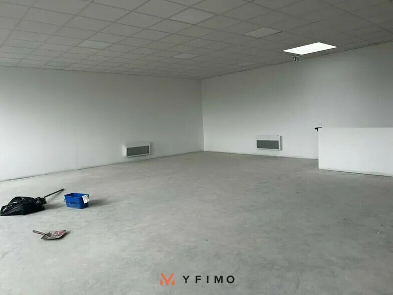 Office in Buchelay for lease - Interior Photo - Image 3 of 7