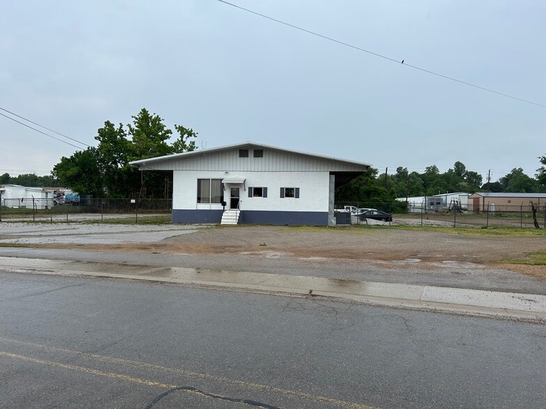 209 E Wade Ave, Mountain Home, AR à vendre - Photo du bâtiment - Image 3 de 47