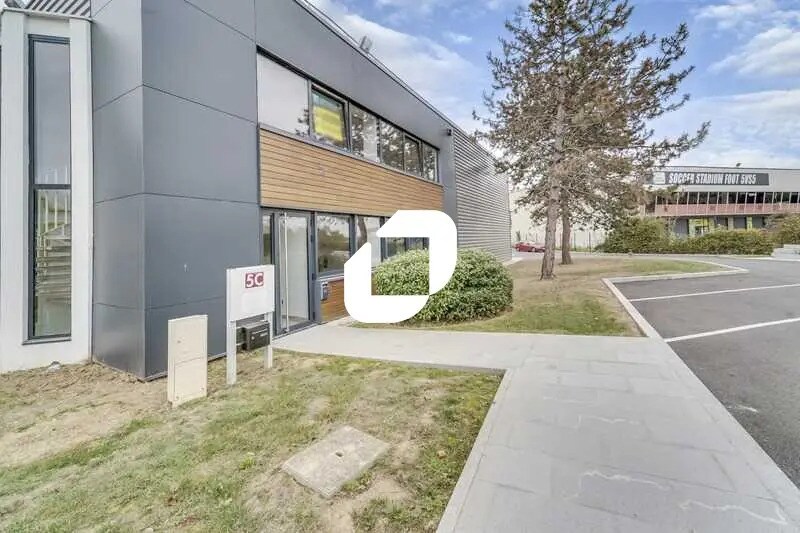 Flex dans Sainte-Geneviève-des-Bois à louer - Photo du bâtiment - Image 2 de 9