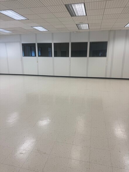 111 Roberts St, East Hartford, CT à louer - Photo du bâtiment - Image 3 de 10