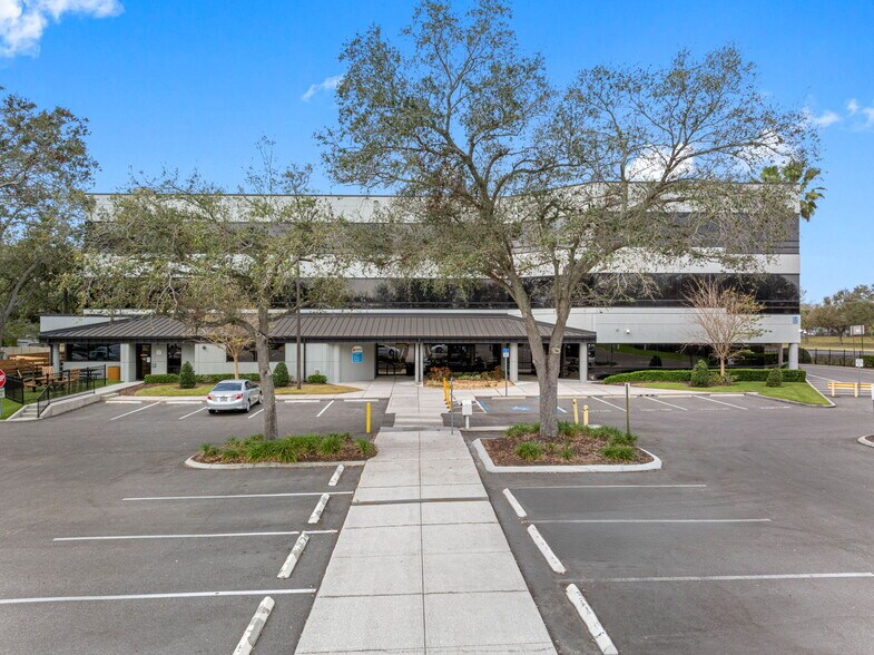 6801 E Hillsborough Ave, Tampa, FL à louer - Photo du bâtiment - Image 3 de 126