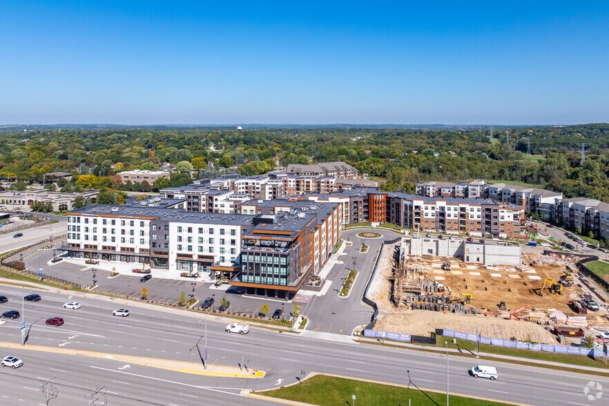 20100 W Bluemound Rd, Brookfield, WI à louer - Photo du bâtiment - Image 1 de 2