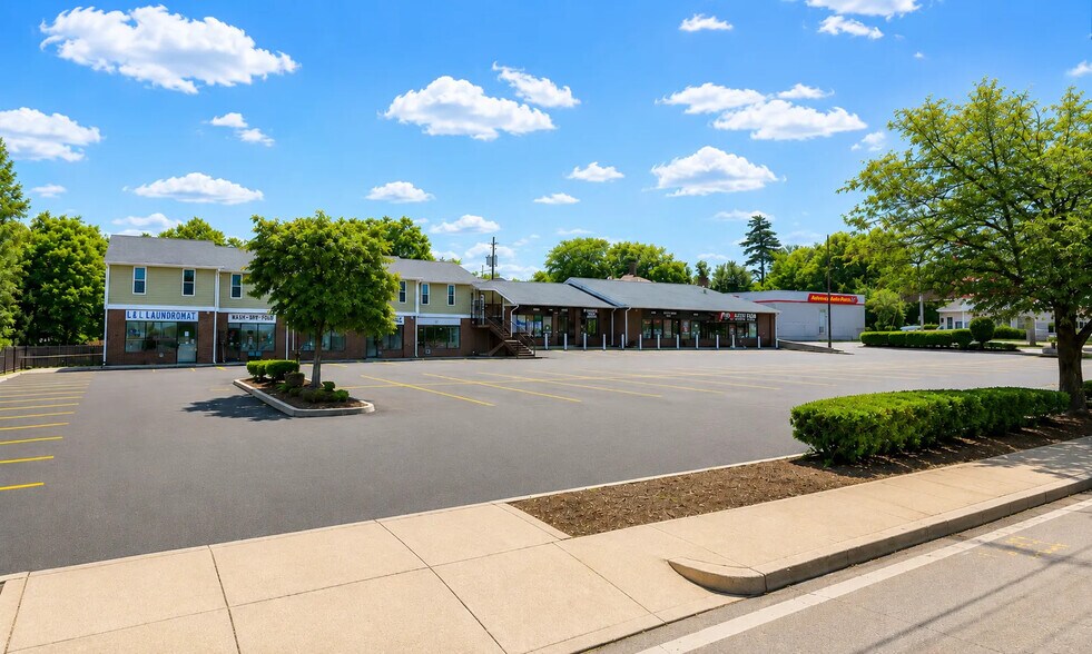 786 Providence St, Woonsocket, RI à vendre - Photo du bâtiment - Image 2 de 6